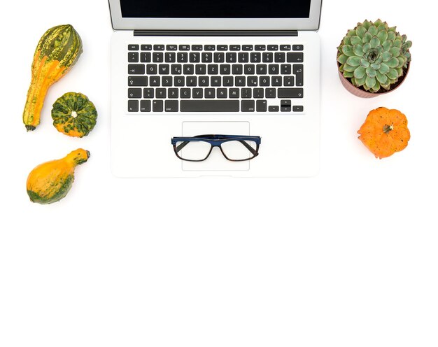 Ordinateur portable plantes succulentes citrouilles d'automne lieu de travail de bureau