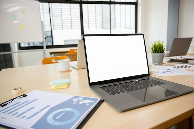 Ordinateur portable portable et documents d'affaires sur la table de réunion