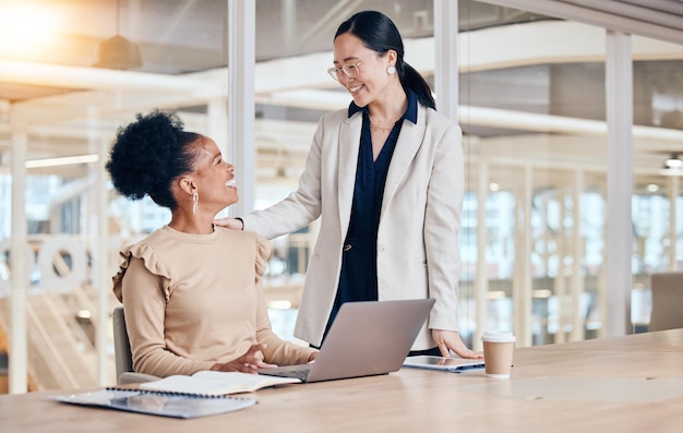 Ordinateur portable pour femmes d'affaires et soutien aux conseils ou collaboration et planification du travail d'équipe au bureau pour une société de marketing Joyeuse diversité et professionnels parlant de la gestion des employés et du coworking