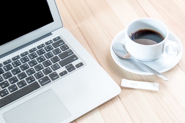 Ordinateur portable près de la tasse de café. concept de bureau moderne.