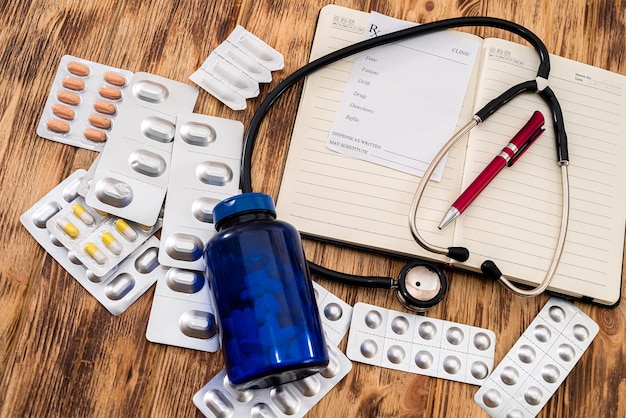 Ordinateur portable avec prescription de pilules de stylo du médecin pilules sont sur la table Concept de médecine