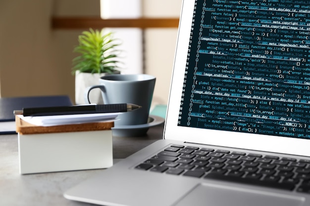 Ordinateur portable de programmeur avec code de script affiché
