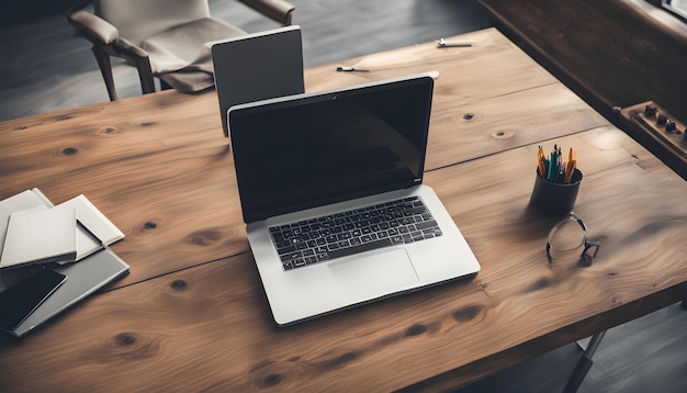 un ordinateur portable qui est ouvert et sur une table