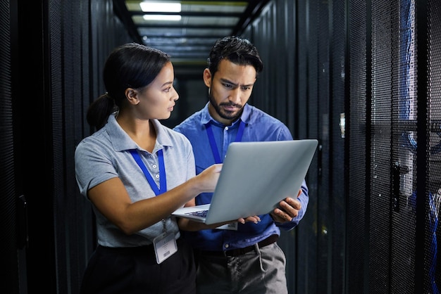 Ordinateur portable salle de serveurs et techniciens résolution de problèmes dans la mise à niveau du système de gestion de base de données ou la cybersécurité Erreur centre de données ou ingénieur employés technologie de l'information et programmation