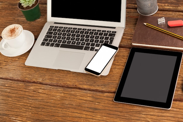 Ordinateur portable, smartphone et tablette numérique avec une tasse de café