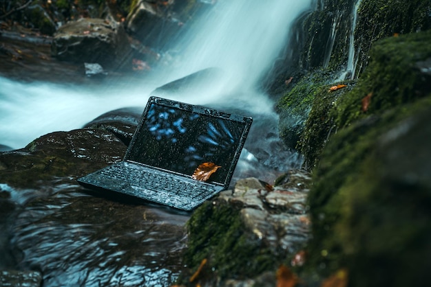 Ordinateur Portable Sous La Surface De L'eau Sur Fond De Nature. Technologie De Test Pour La Stabilité.