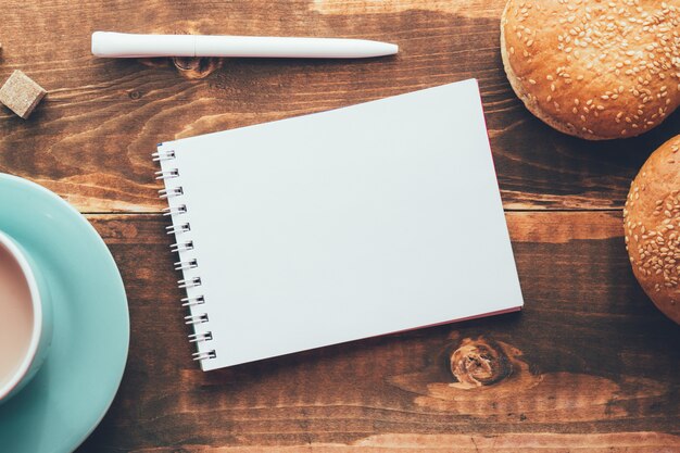 Ordinateur portable avec un stylo sur la table à côté de cacao