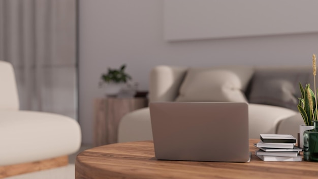 Ordinateur portable sur une table basse en bois minimale dans un confortable salon de maison ou d'appartement minimal