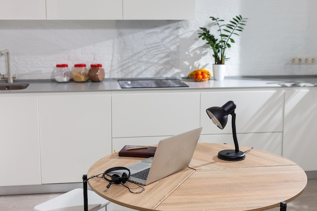 ordinateur portable sur table en bois dans la salle de cuisine moderne.