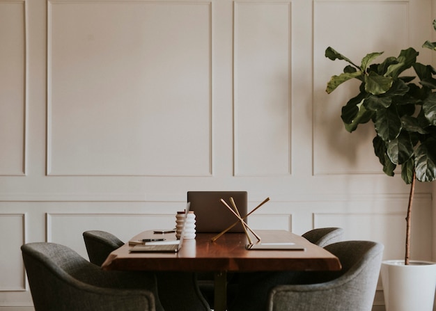 Ordinateur portable sur une table en bois dans une salle de réunion