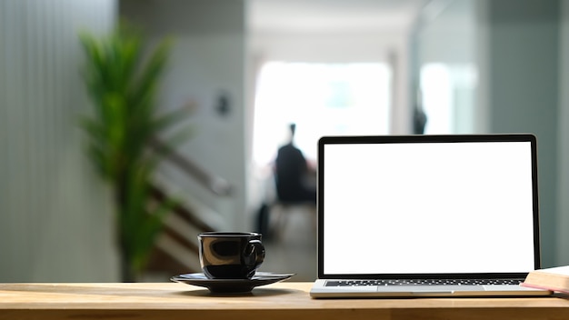 Un ordinateur portable sur une table en bois