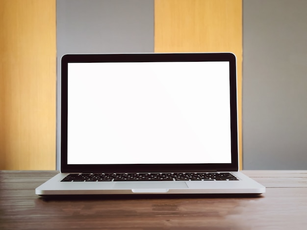 Ordinateur portable sur la table dans le fond de la salle de bureau