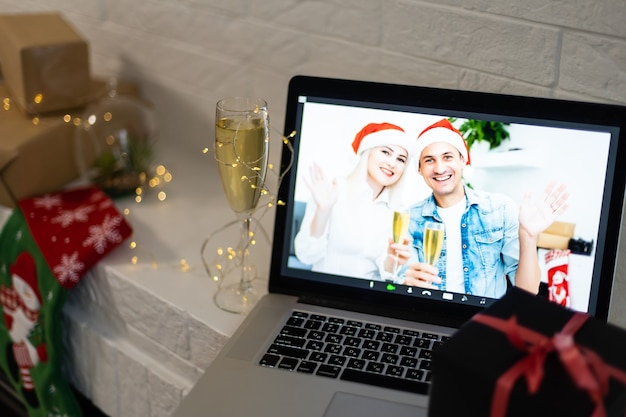 Ordinateur portable sur la table de Noël. Appel vidéo avec la famille en période de coronavirus.