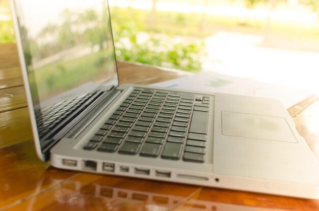 Ordinateur portable sur table