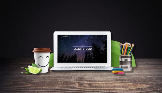 Ordinateur portable avec une tasse de café sur la table de bureau.