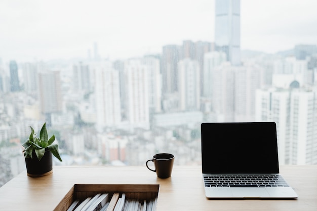 Ordinateur portable et une tasse de café sur une table