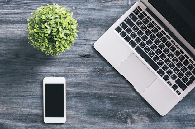 Ordinateur portable et téléphone sur le bureau