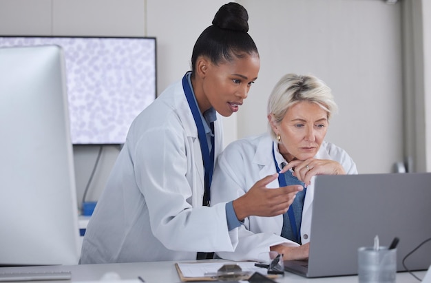 Photo ordinateur portable de travail d'équipe et médecins planifiant en laboratoire pour la recherche médicale pour la science collaboration de coopération et chercheurs femme noire et femme âgée aidant la discussion ou le remue-méninges