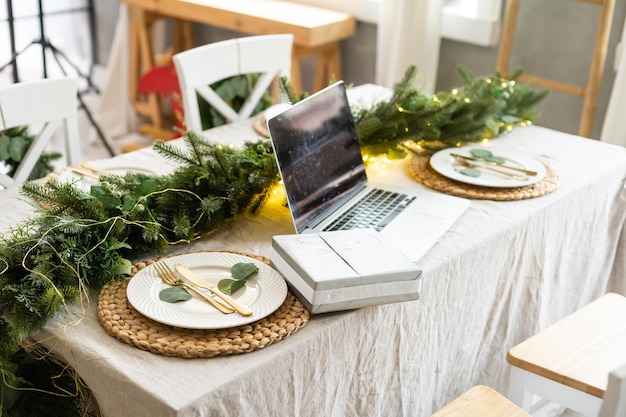 Ordinateur portable sur la vue de face de design d'intérieur de cuisine de Noël