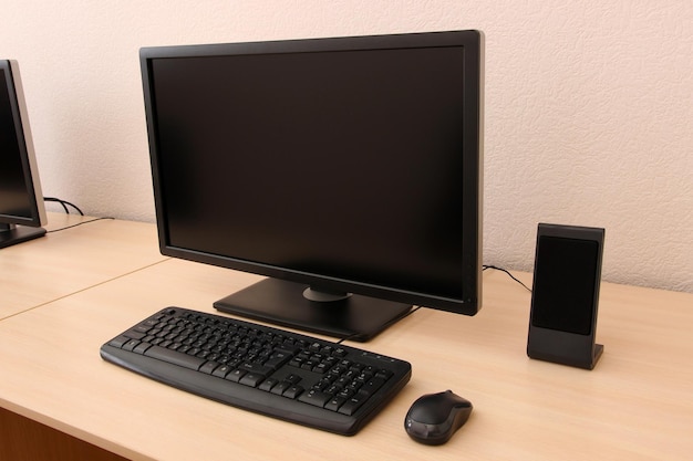 Ordinateur sur table dans la chambre