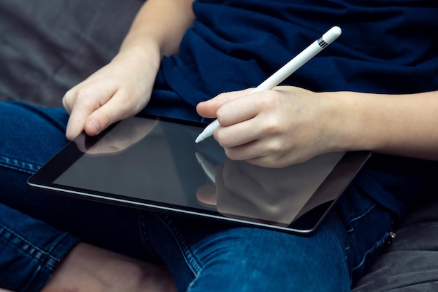 Ordinateur tablette numérique avec écran vide dans les mains des hommes libre Travailler sur un gadget portable multitâche avec stylet