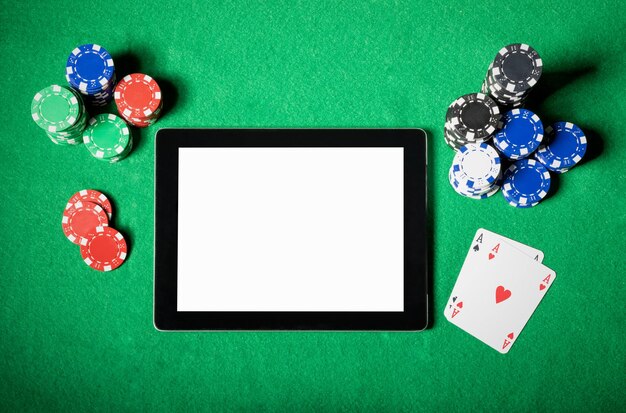 Ordinateur tablette sur table de poker