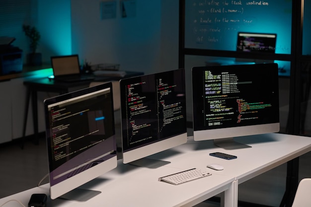 Ordinateurs dans les bureaux informatiques