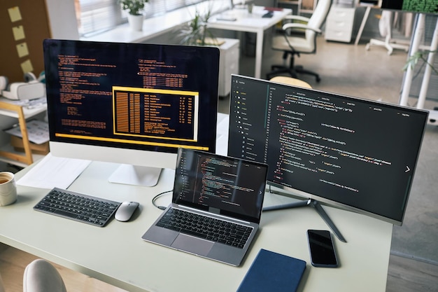Ordinateurs et ordinateur portable sur le bureau du développeur de logiciels