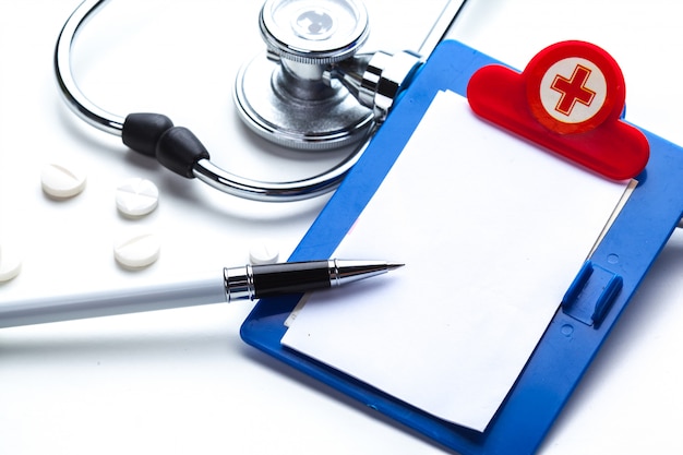 Photo ordonnance vide posé sur une table avec stéthoscope