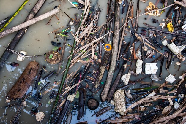 Les ordures dans la rivière détruisent l'environnement. Concept de la Journée mondiale de l'environnement.