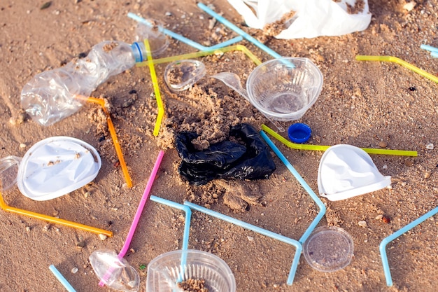 Ordures sur la plage. Concept de pollution de l'environnement