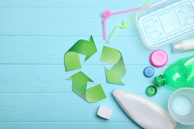 Ordures et recyclage signe sur une vue de dessus de fond coloré