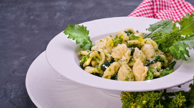 Photo orecchiette alla pugliese, pâtes italiennes maison. orecchiette aux navets. cuisine traditionnelle du sud de l'italie, sur fond blanc. espace copie