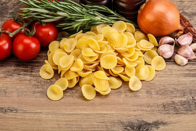 Orecchiette de pâtes italiennes crues pour la cuisson