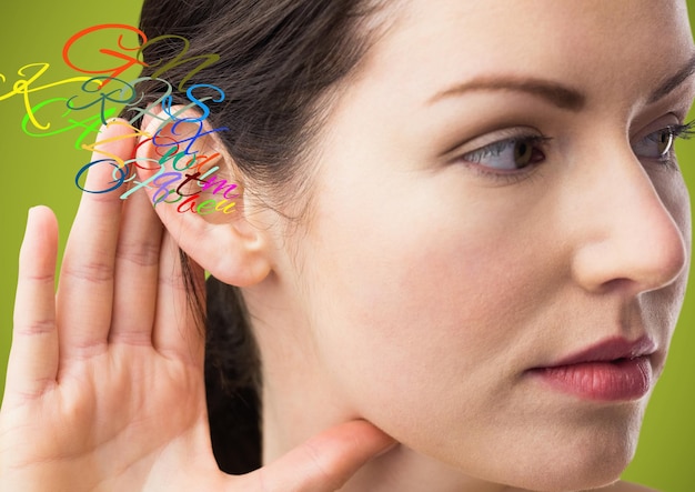 oreille de femme avec des lettres de couleur qui en sortent