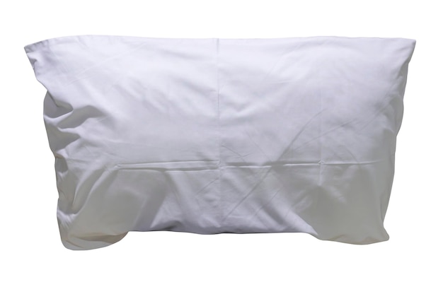 Oreiller blanc avec étui après utilisation par le client dans une chambre d'hôtel ou de villégiature isolée sur fond blanc avec un tracé de détourage Concept de sommeil confortable et heureux dans la vie quotidienne