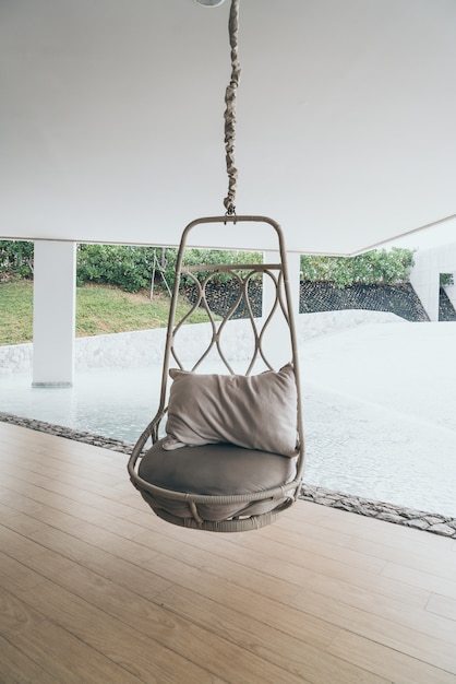 Photo oreiller sur une chaise de patio dans un hôtel