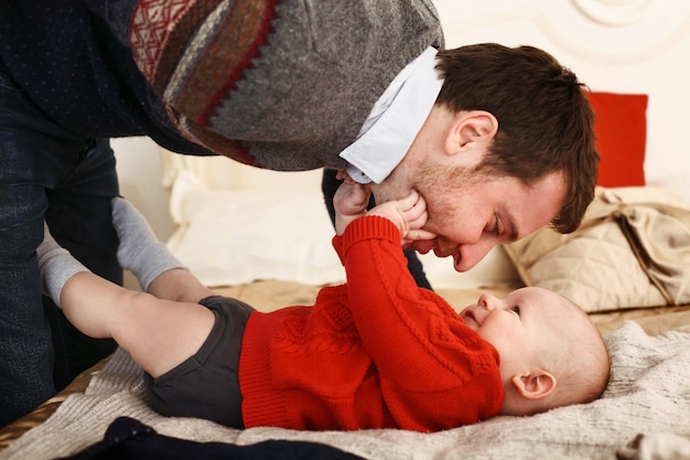 oreiller sourire heureux mignon fils