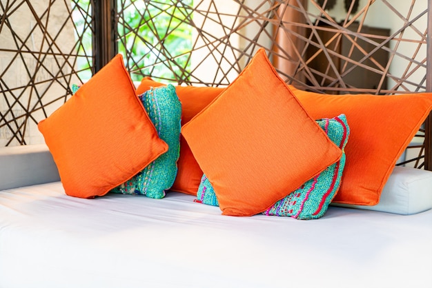oreillers confortables sur une chaise et une table de patio en plein air