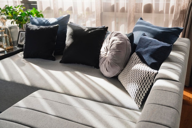 Oreillers doux et confortables sur le concept de design de maison de fond de canapé moderne