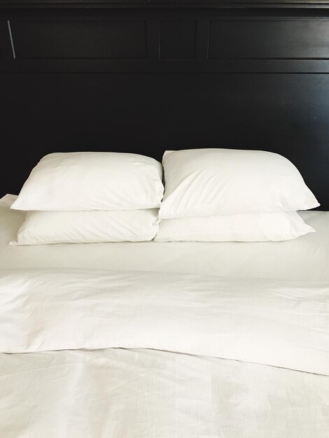 Photo des oreillers sur le lit.