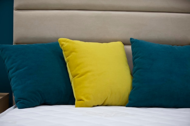 Oreillers multicolores verts et jaunes sur le lit