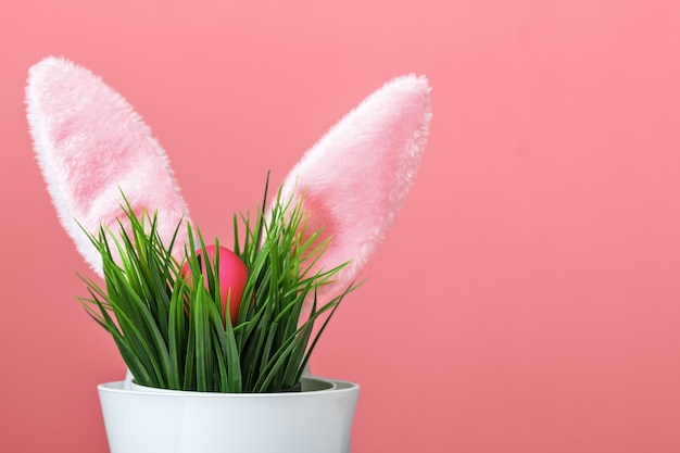 Oreilles de lapin pot de fleur et oeuf de Pâques.