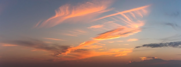 Orenge panoramique nuages moelleux dans le ciel