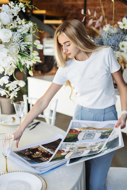 Photo l'organisateur du mariage envisage des mises en page imprimées pour le restaurant