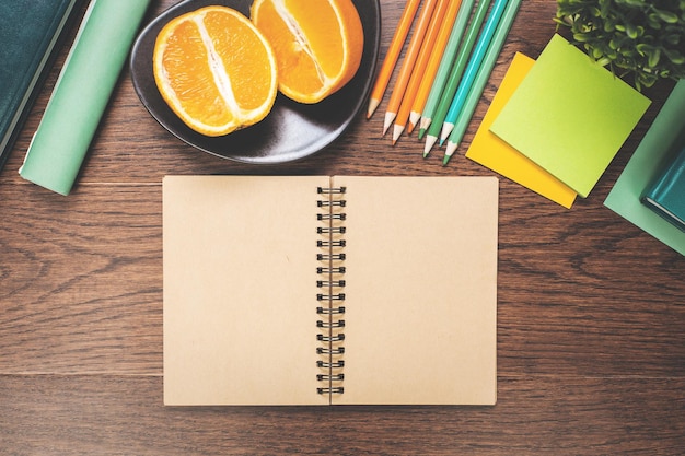 Organisateur vide et fruits sur le bureau