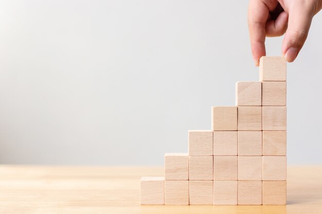 L'organisation à la main de l'empilement de blocs de bois comme escalier