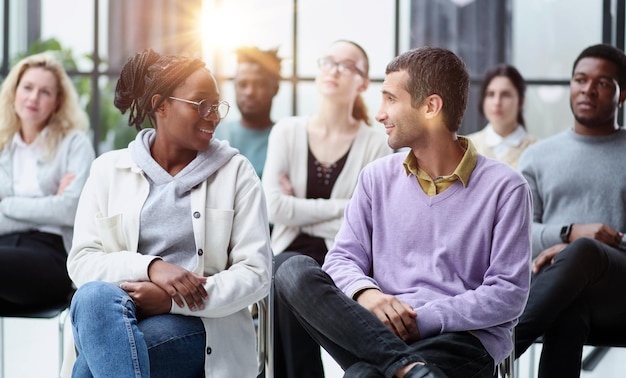 Photo organise une formation commerciale avec un groupe de jeunes