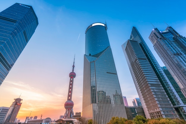 Oriental Pearl TV Tower et bâtiments commerciaux situés dans le quartier financier de Lujiazui la nuit, Shanghai, Chine
