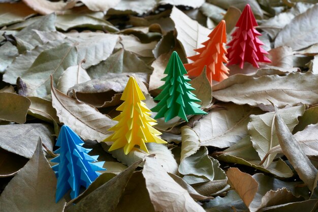 Photo origami arbres de noël arbre de noël fait d'arc-en-ciel artisanat artisanat du papier